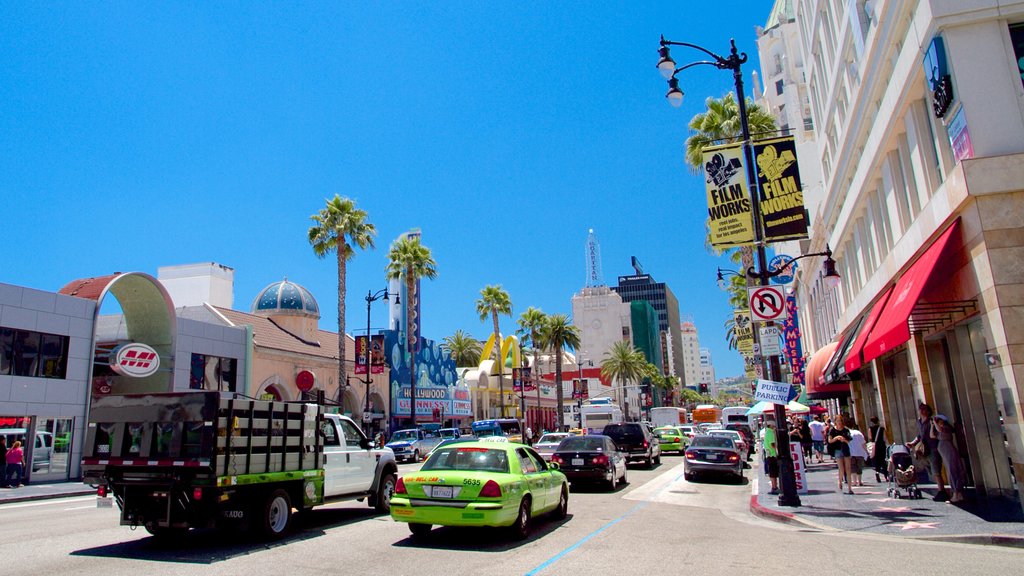 Hollywood Boulevard som visar en stad och gatuliv såväl som en liten grupp av människor