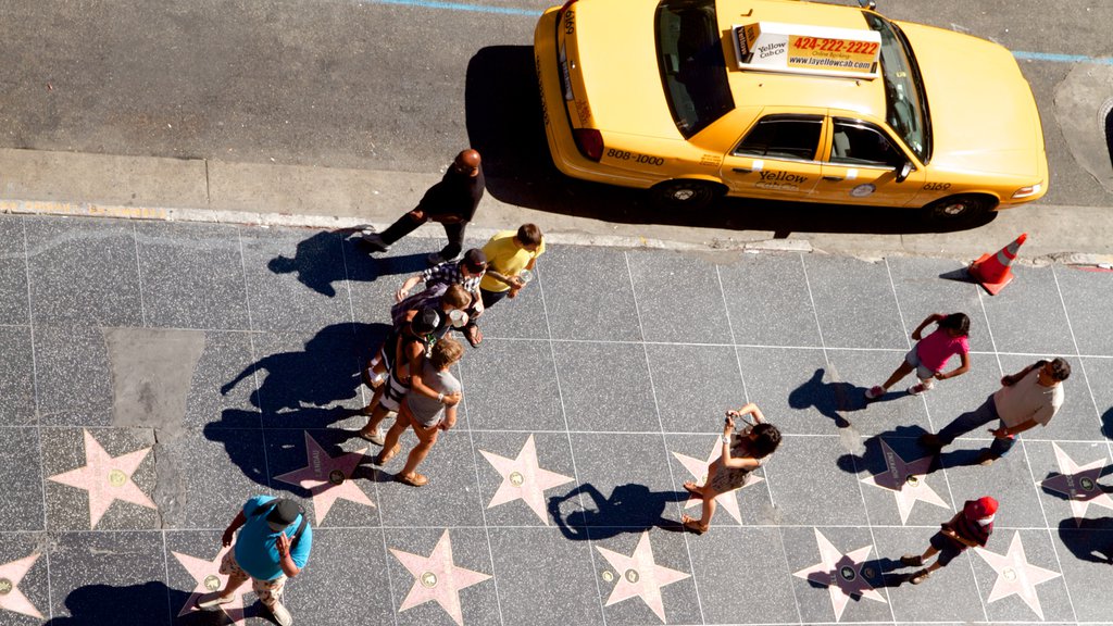 Hollywood Boulevard aussi bien que un petit groupe de personnes