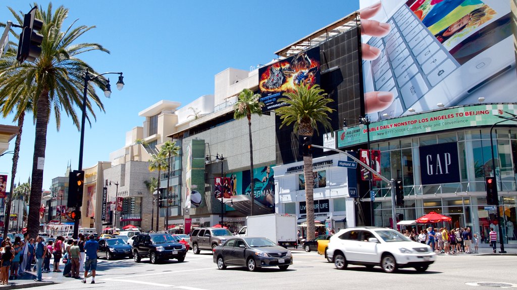 Hollywood Boulevard ofreciendo una plaza, una ciudad y imágenes de calles