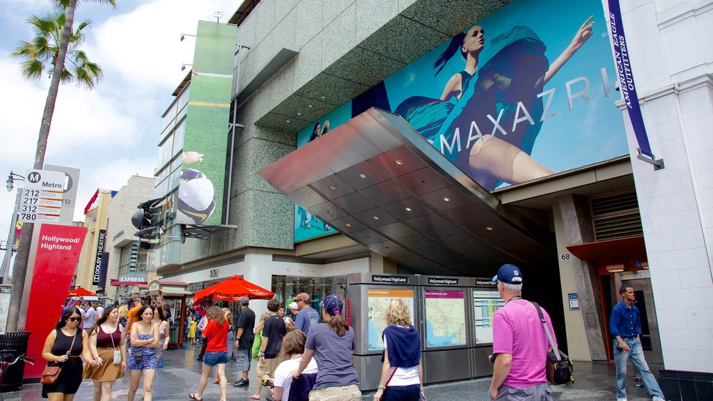 Hollywood Boulevard mostrando una plaza, una ciudad y imágenes de calles