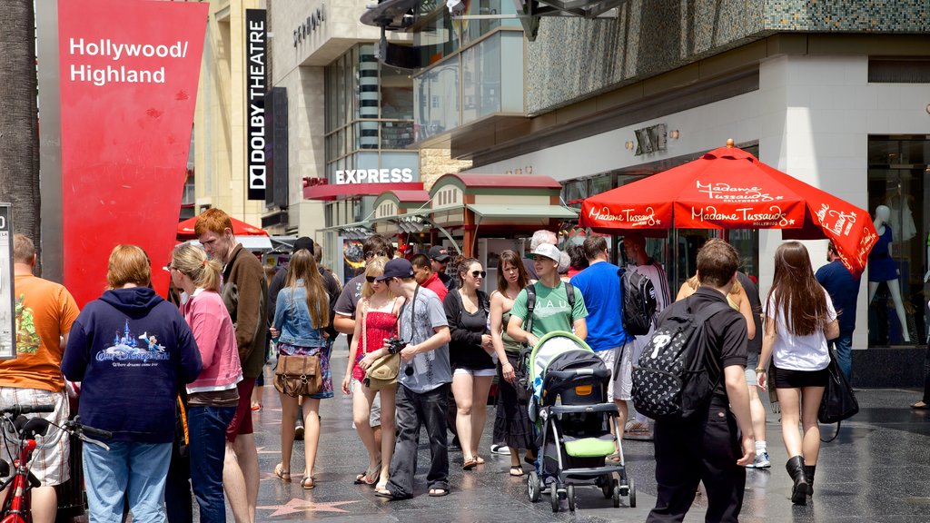 Hollywood Boulevard ofreciendo imágenes de calles y una ciudad y también un pequeño grupo de personas