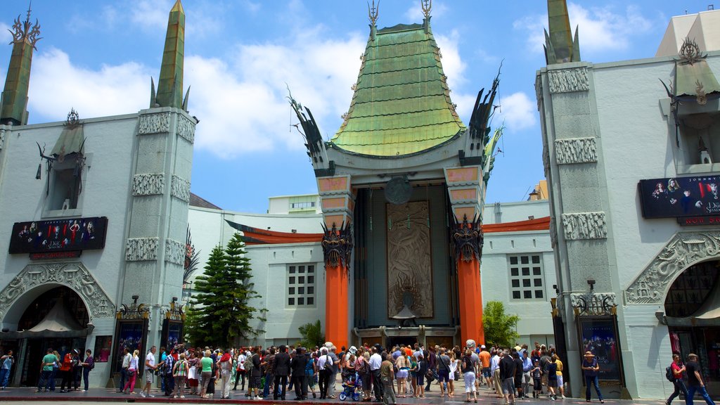 Hollywood Boulevard ofreciendo una ciudad y un parque o plaza y también un gran grupo de personas