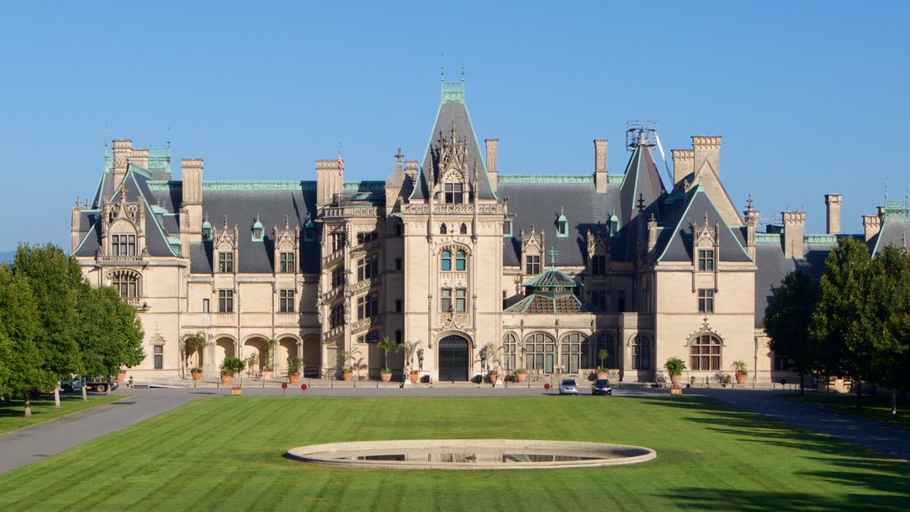 Biltmore Estate que incluye una fuente, elementos patrimoniales y un parque