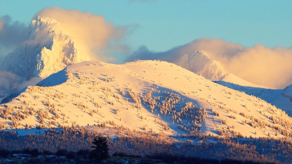 Grand Targhee Resort showing snow, a sunset and mountains