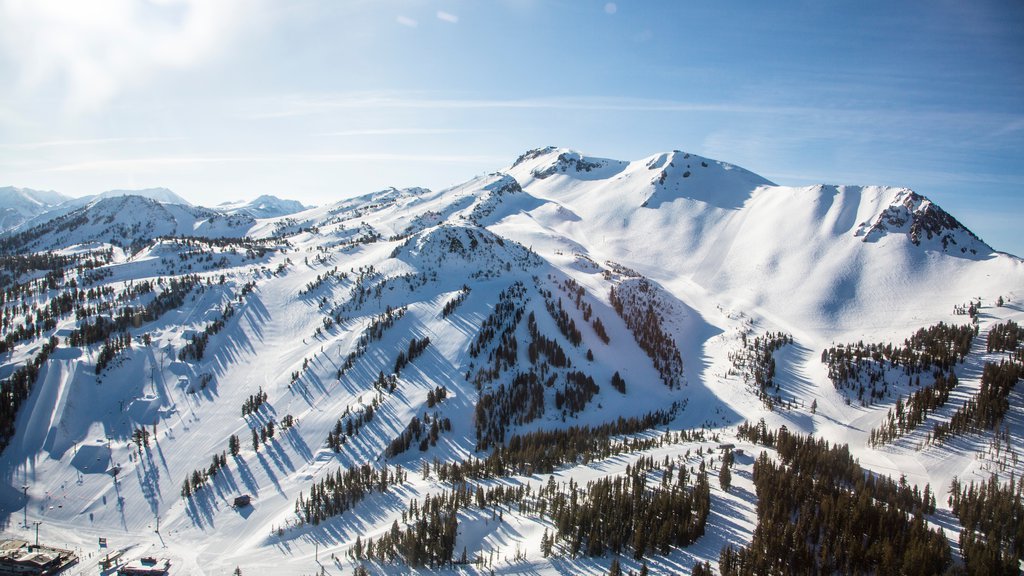 Mammoth Mountain Ski Resort showing mountains, landscape views and snow