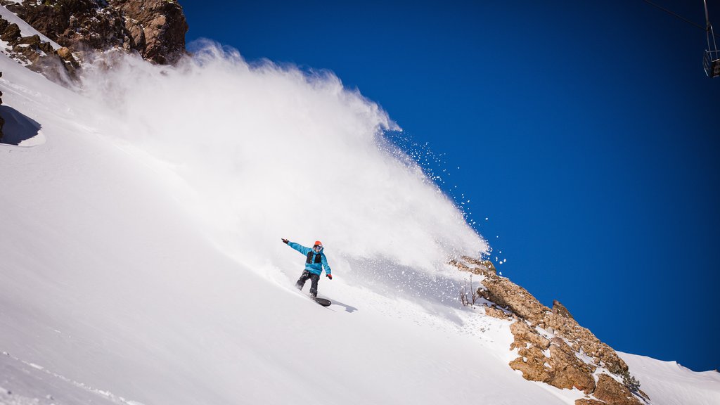 Mammoth Mountain Ski Resort mostrando nieve y snowboard y también un hombre