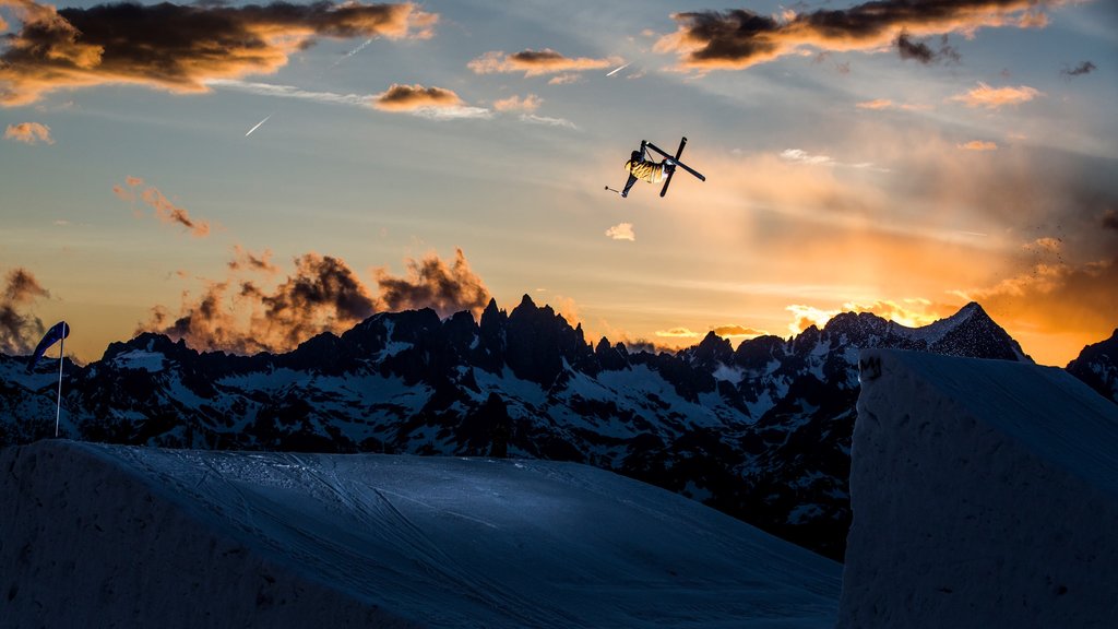 Mammoth Mountain-skiferiestedet som viser bjerge, skiløb og en solnedgang