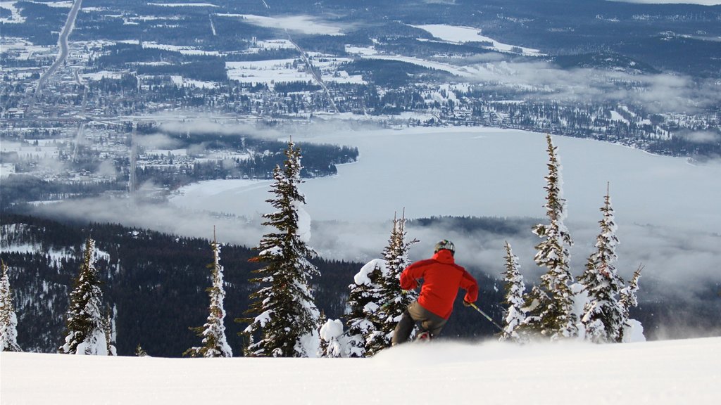 Whitefish Mountain-skistedet og byder på skiløb, udsigt over landskaber og sne