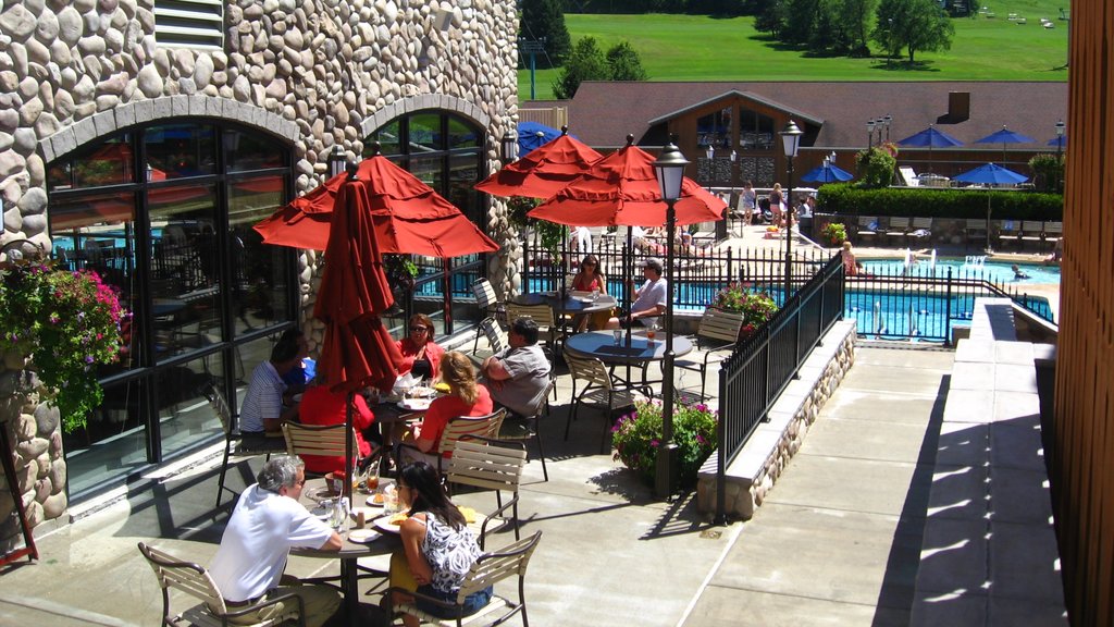 Estación de esquí Holiday Valley que incluye restaurantes, comidas al aire libre y ambiente de café