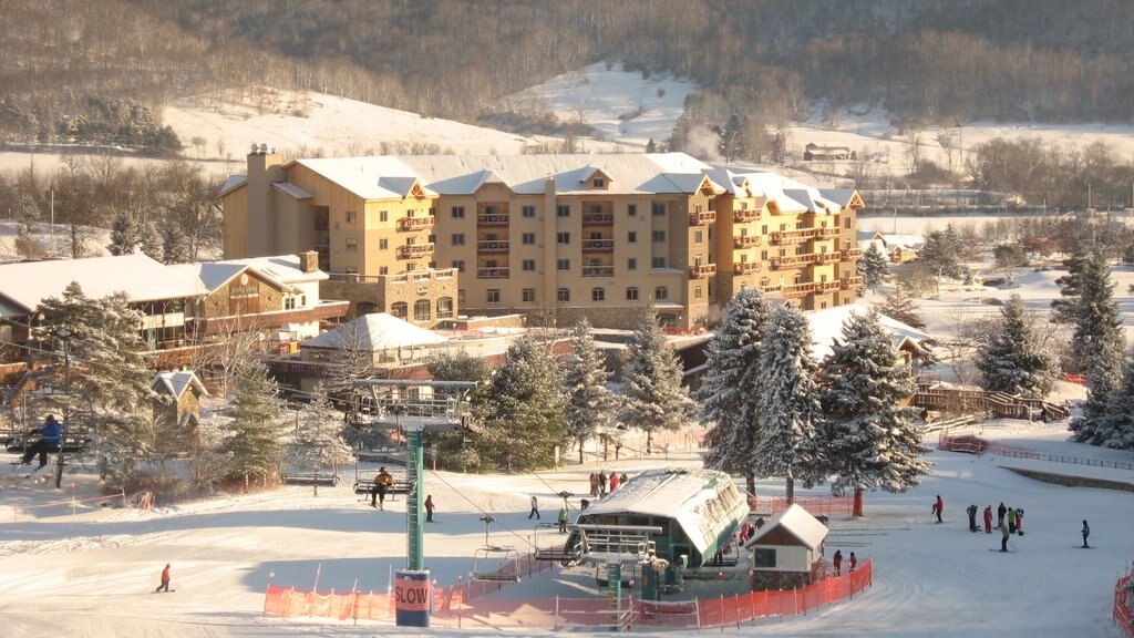 Holiday Valley Ski Area som visar en gondola, snö och ett lyxhotell