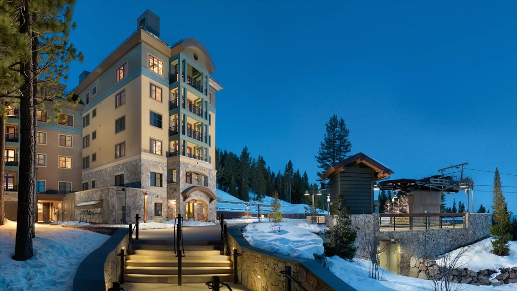 Northstar California Resort que incluye escenas nocturnas, nieve y un hotel o resort de lujo