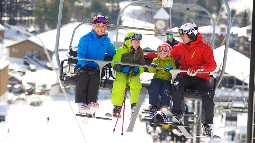 Club de golf Okemo Valley mostrando esquí y nieve y también una familia