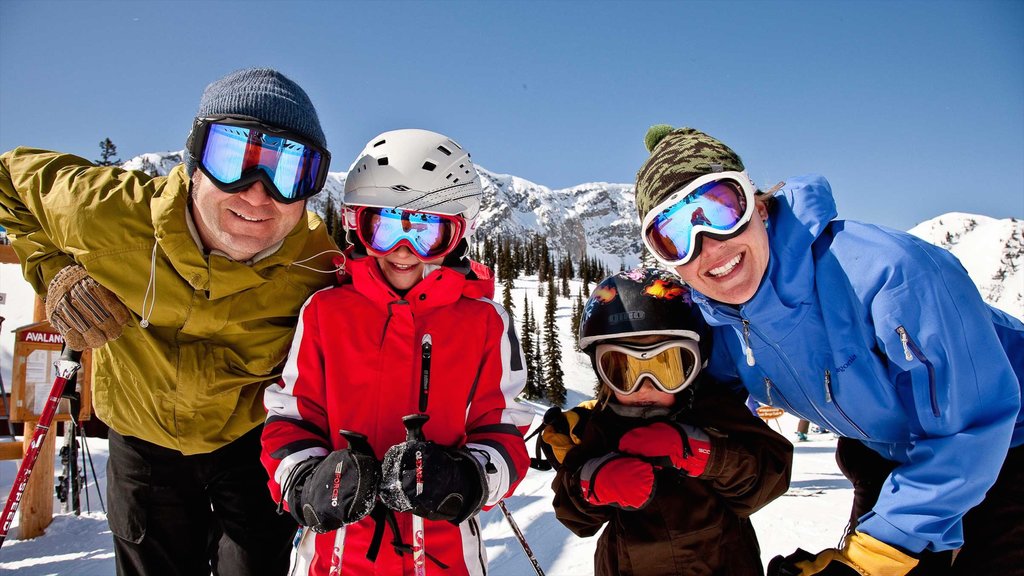 Fernie Alpine Resort toont sneeuw en skiën en ook een gezin