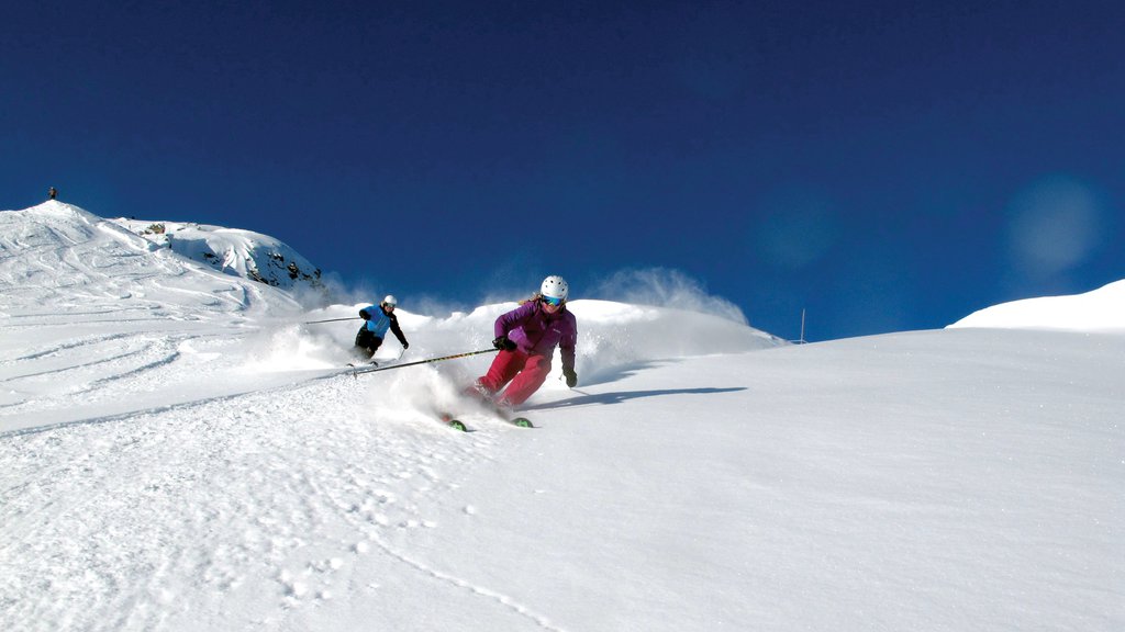 Marmot Basin mostrando esqui na neve e neve assim como um casal