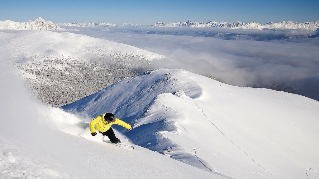 Marmot Basin que incluye nieve, vistas de paisajes y snowboard