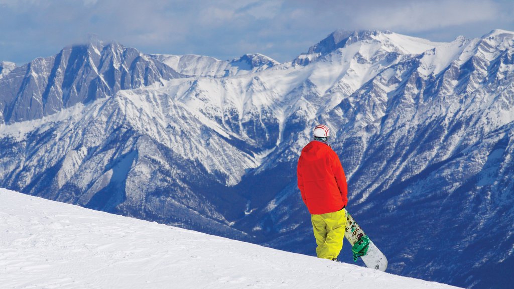 Marmot Basin montrant montagnes, snowboard et neige