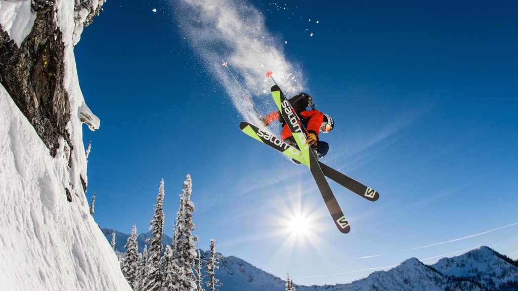 Whitewater Ski Resort mostrando neve e esqui na neve assim como um homem sozinho