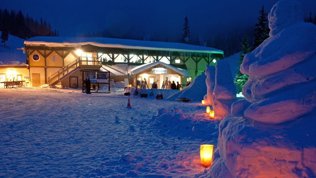 Whitewater toont nachtleven, een luxueus hotel of resort en sneeuw