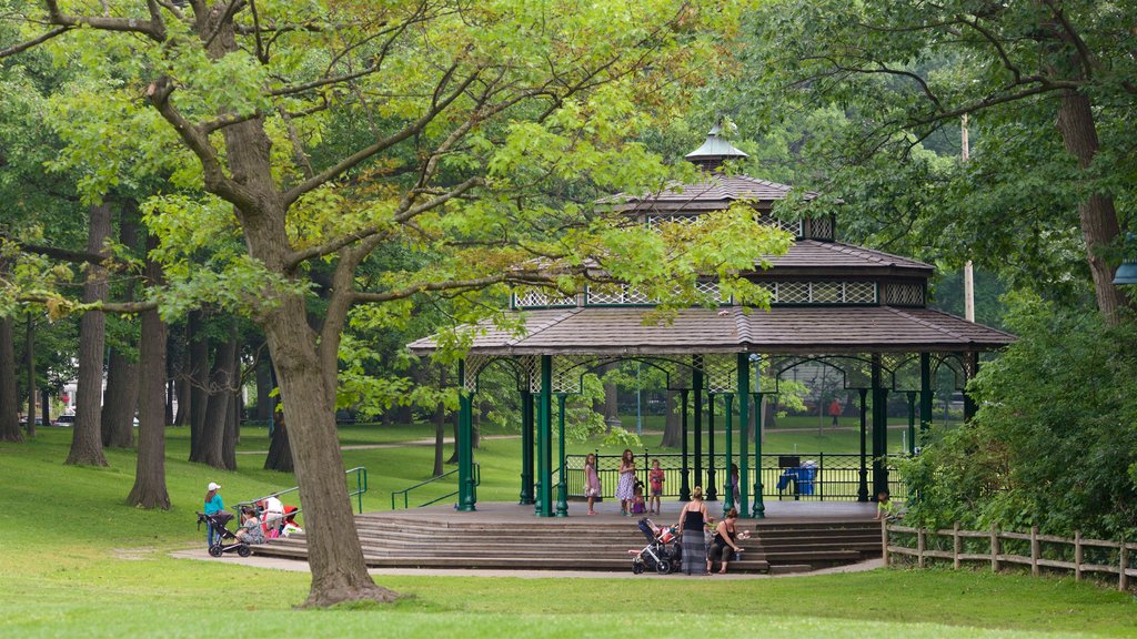 Scarborough mostrando um parque assim como um pequeno grupo de pessoas