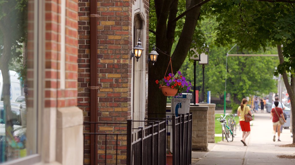 Scarborough Village qui includes scènes de rue et fleurs aussi bien que un petit groupe de personnes