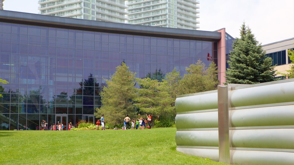 Living Arts Centre bevat een park en ook een klein groepje mensen