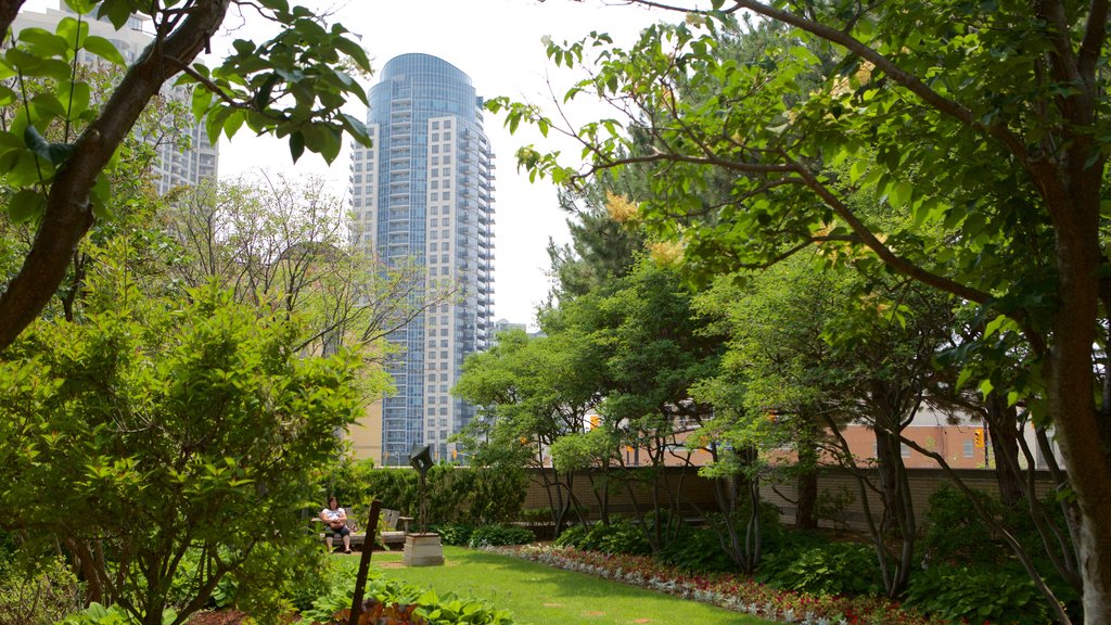 Mississauga Civic Centre mettant en vedette jardin