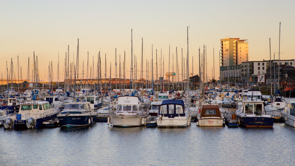 Swansea ofreciendo una marina, una puesta de sol y paseos en lancha