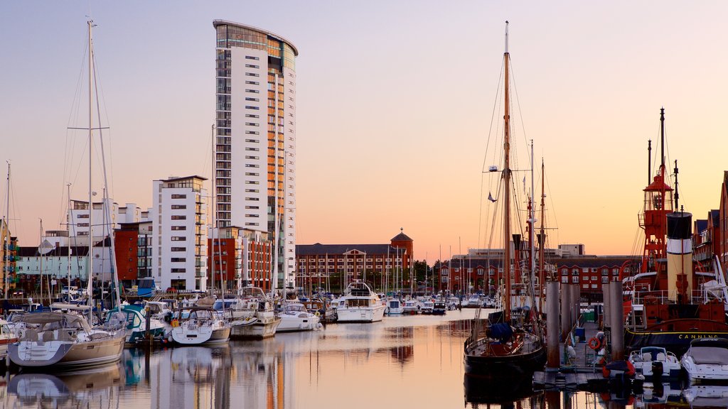 Swansea caracterizando paisagens litorâneas, canoagem e um pôr do sol