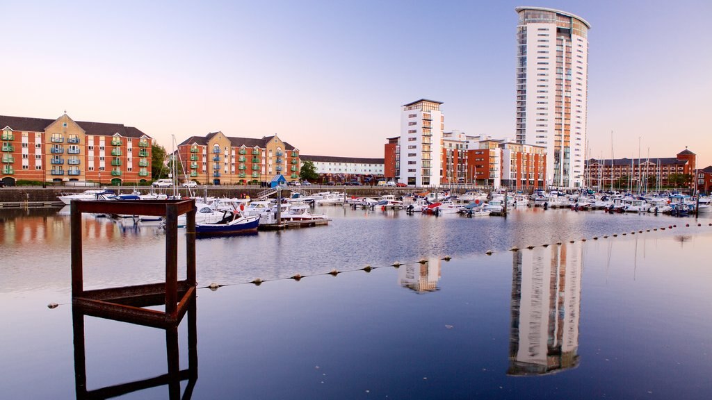 Swansea mostrando uma cidade, paisagens litorâneas e um pôr do sol