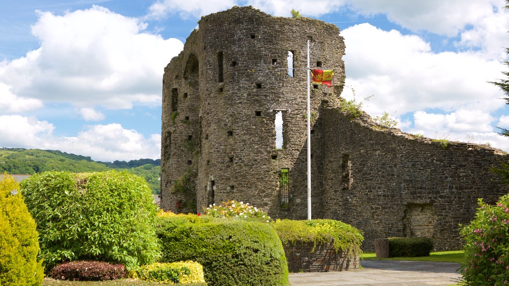 Neath que incluye ruinas de edificios, elementos del patrimonio y un jardín