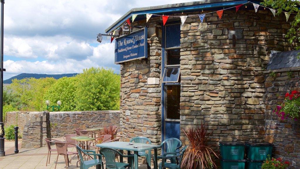 Neath showing outdoor eating and street scenes