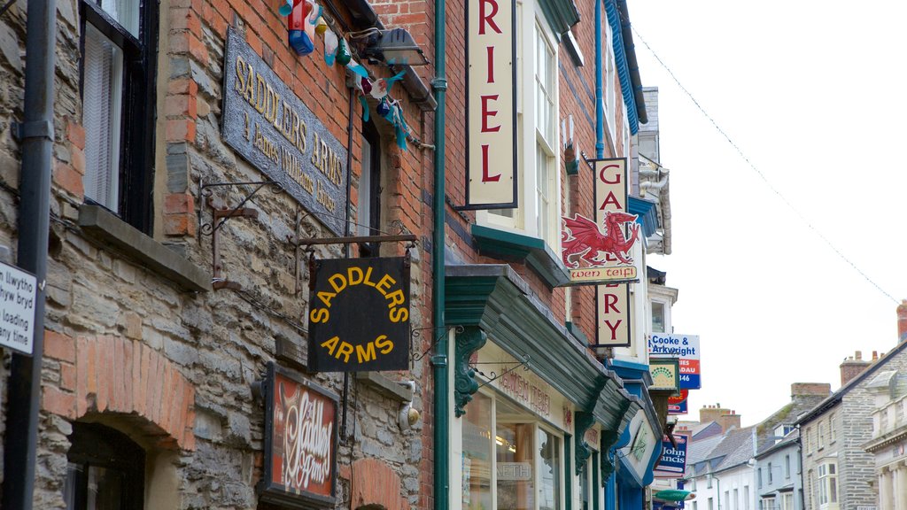 Cardigan mettant en vedette signalisation, éléments du patrimoine et scènes de rue