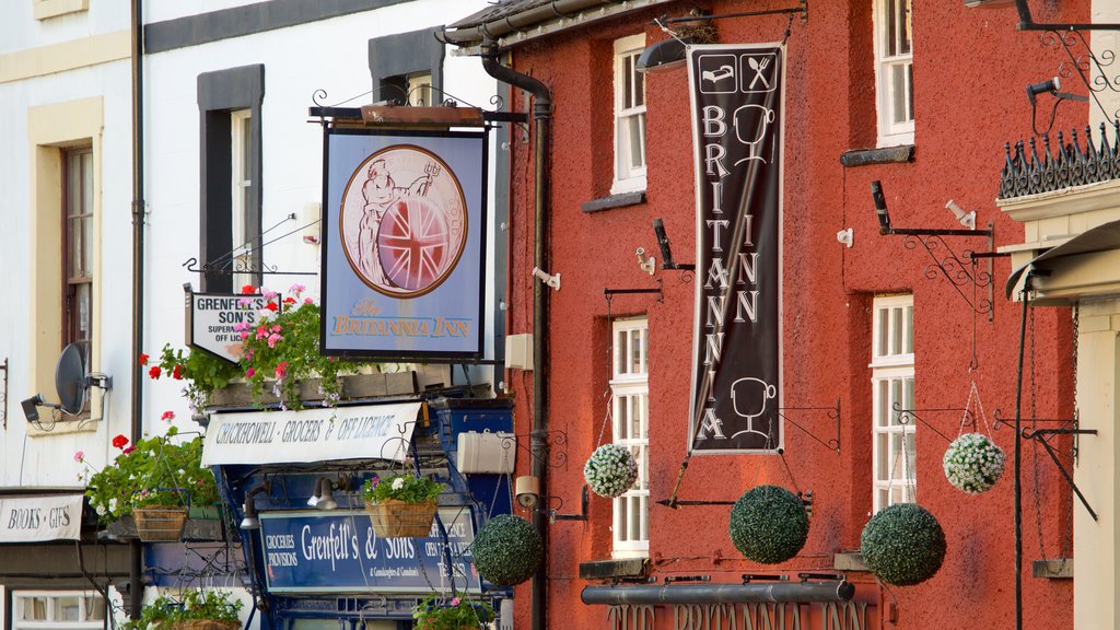 Crickhowell mostrando elementos del patrimonio, escenas urbanas y señalización