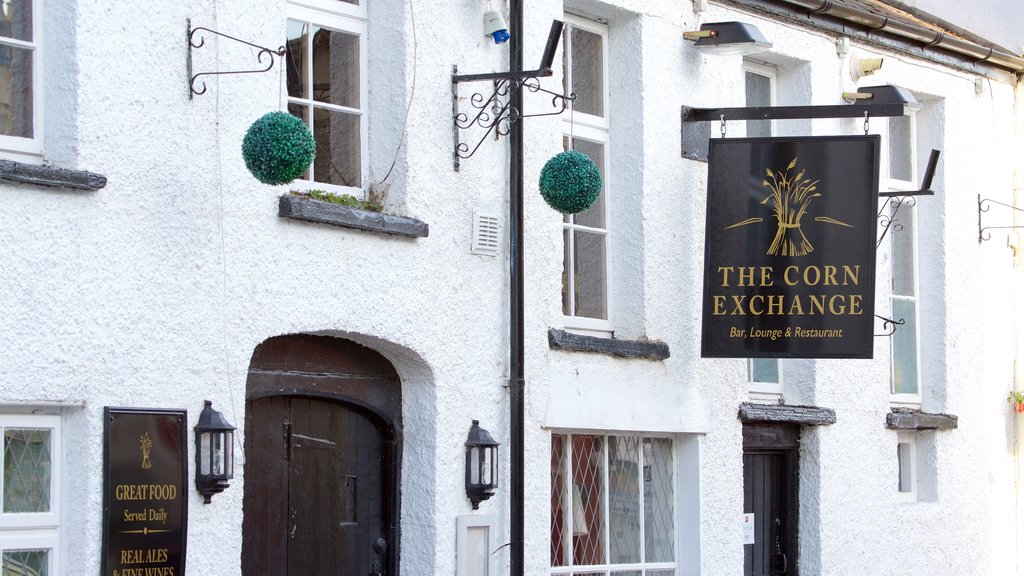 Crickhowell showing street scenes and signage