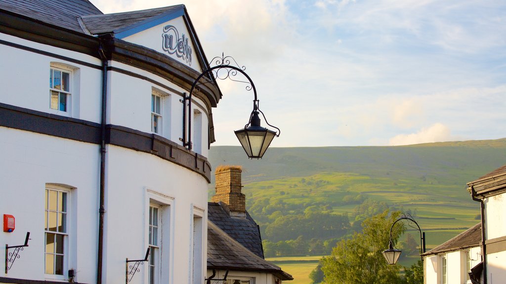 Crickhowell which includes street scenes