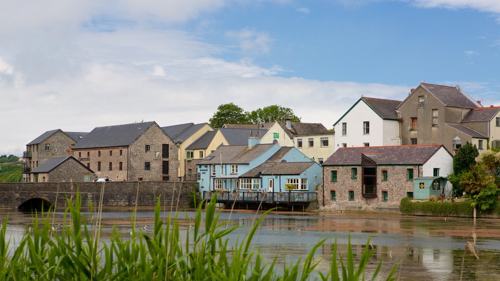 Pembroke toont een rivier of beek en een klein stadje of dorpje