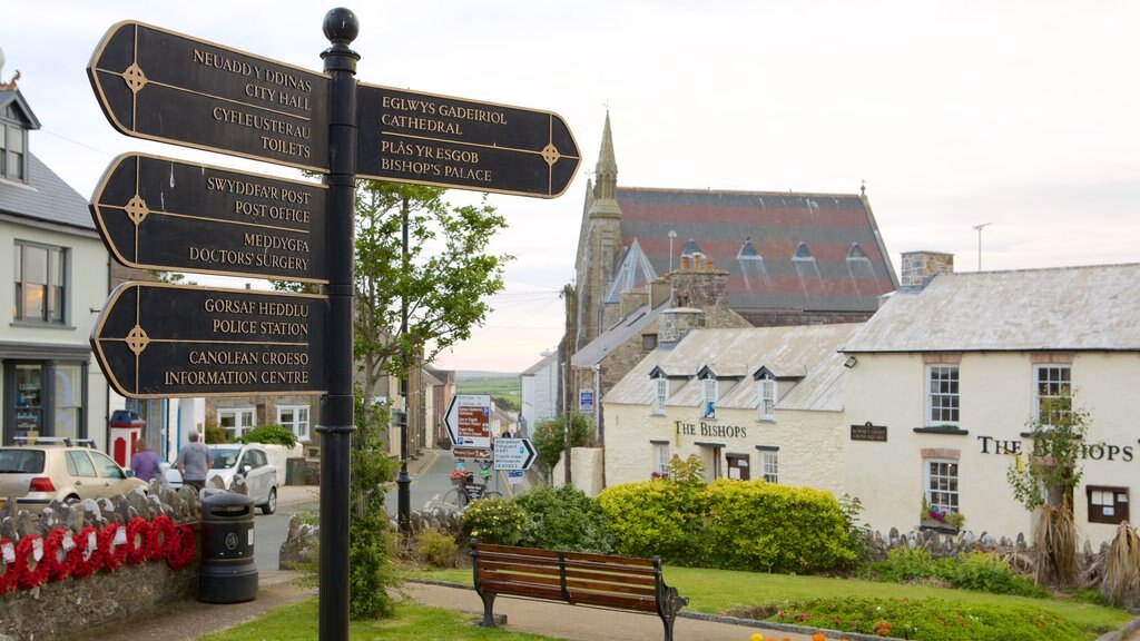 St. Davids ofreciendo jardín y una pequeña ciudad o aldea