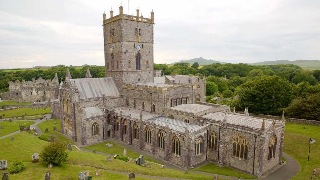 St Davids showing a church or cathedral, heritage elements and a cemetery