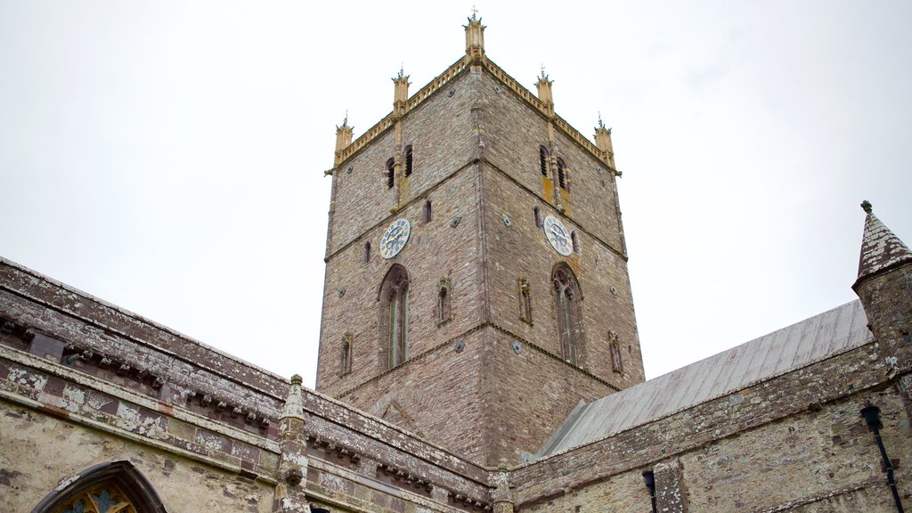 St. Davids que incluye elementos patrimoniales y una iglesia o catedral