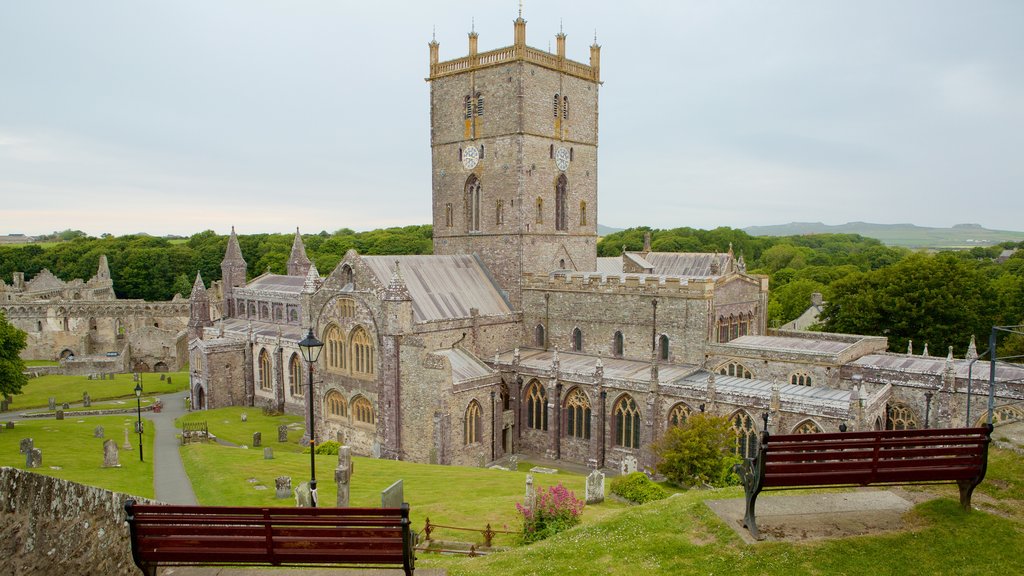 St Davids showing a cemetery, a church or cathedral and heritage elements