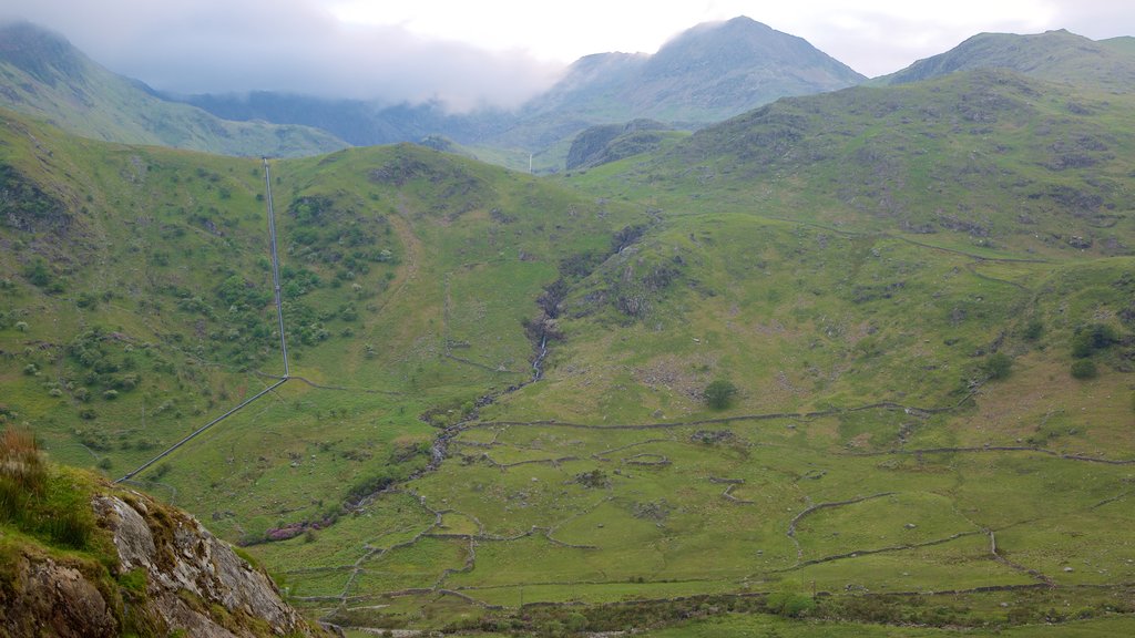 Monte Snowdon mostrando montañas