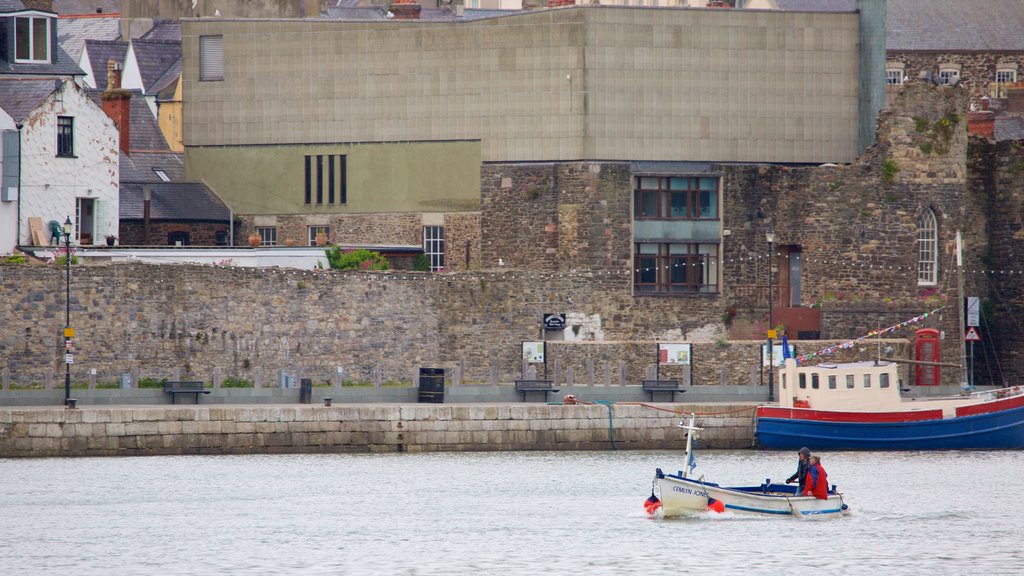 Conwy montrant bateau et une rivière ou un ruisseau