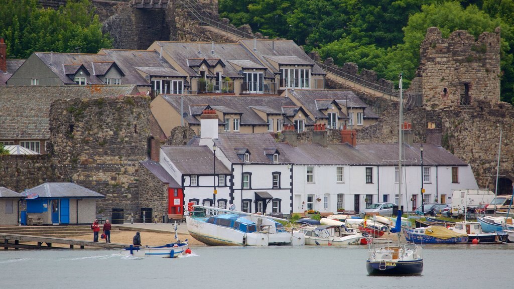 Conwy inclusief varen, een rivier of beek en een klein stadje of dorpje