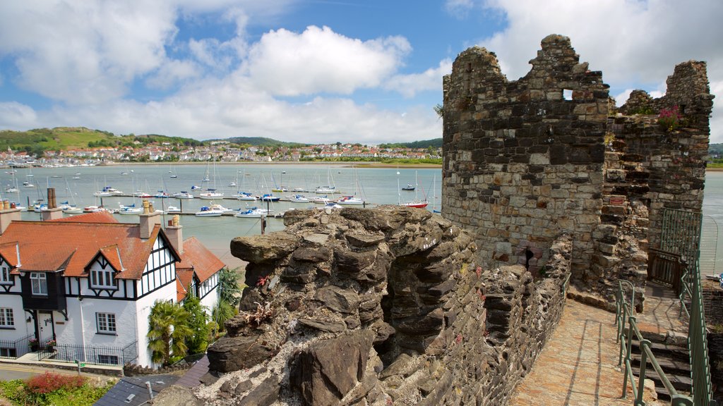 Conwy ofreciendo una ruina, una pequeña ciudad o aldea y castillo o palacio