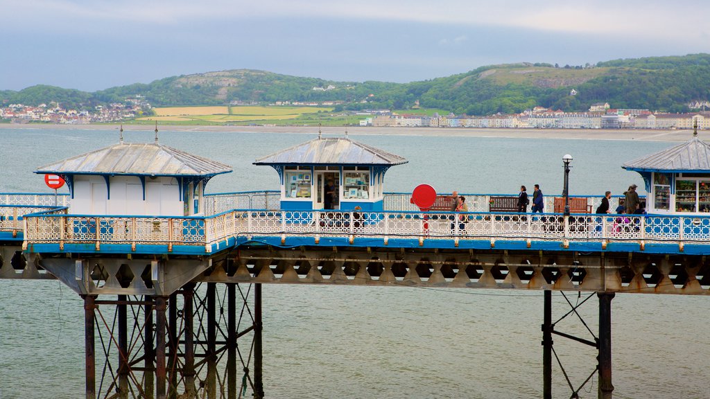 Llandudno Pier mostrando vista general a la costa