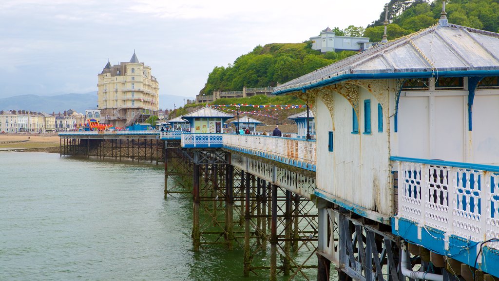 Llandudno Pier som omfatter udsigt over kystområde