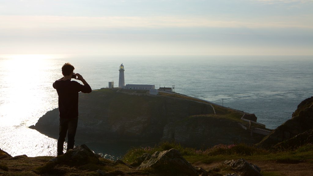 Ngọn hải đăng South Stack cho thấy cảnh bờ biển và quang cảnh cũng như đàn ông