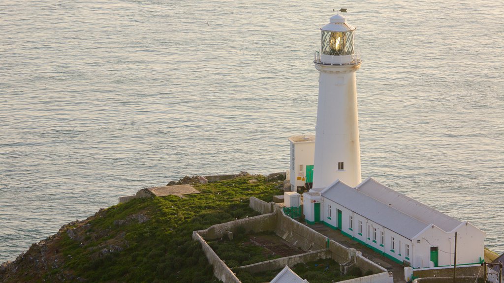 Farol de South Stack mostrando paisagens litorâneas e um farol