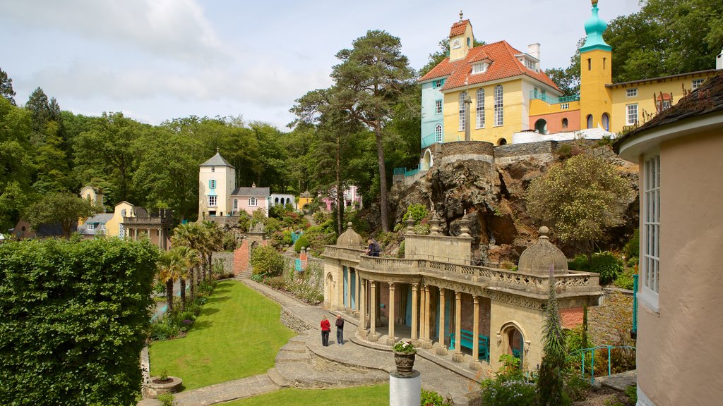 Portmeirion que incluye una pequeña ciudad o pueblo