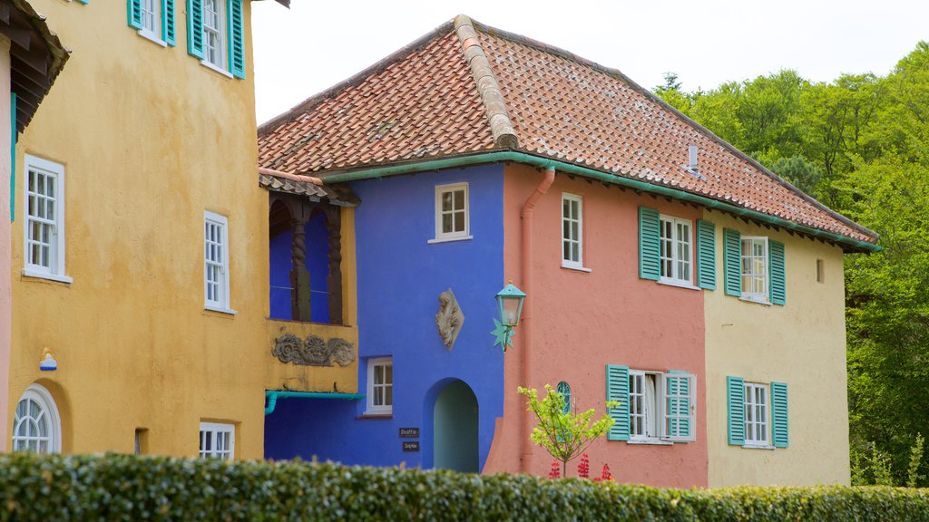 Portmeirion mit einem Haus und Kleinstadt oder Dorf